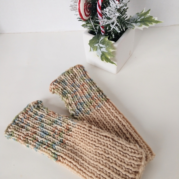 Gloves Fingerless Hand Crafted Tan Blue Green Knit Boho Winter Essential - Picture 1 of 13